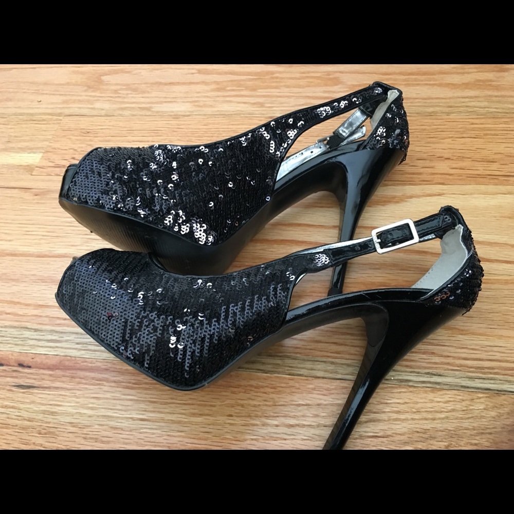 Guess black sequin pump!